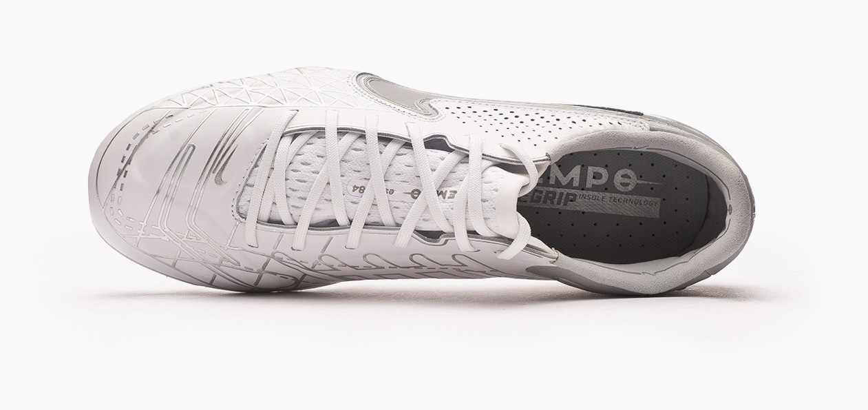 white ronaldinho boots